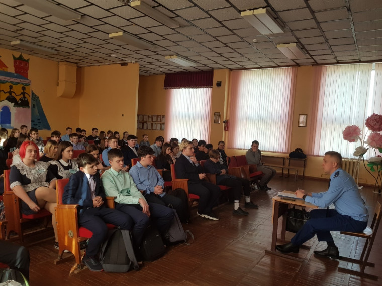 В четверг состоялась встреча старшеклассников с прокурором Андреем Сергеевичем..